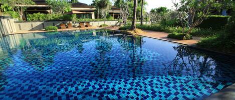 Piscine extérieure, parasols de plage, chaises longues