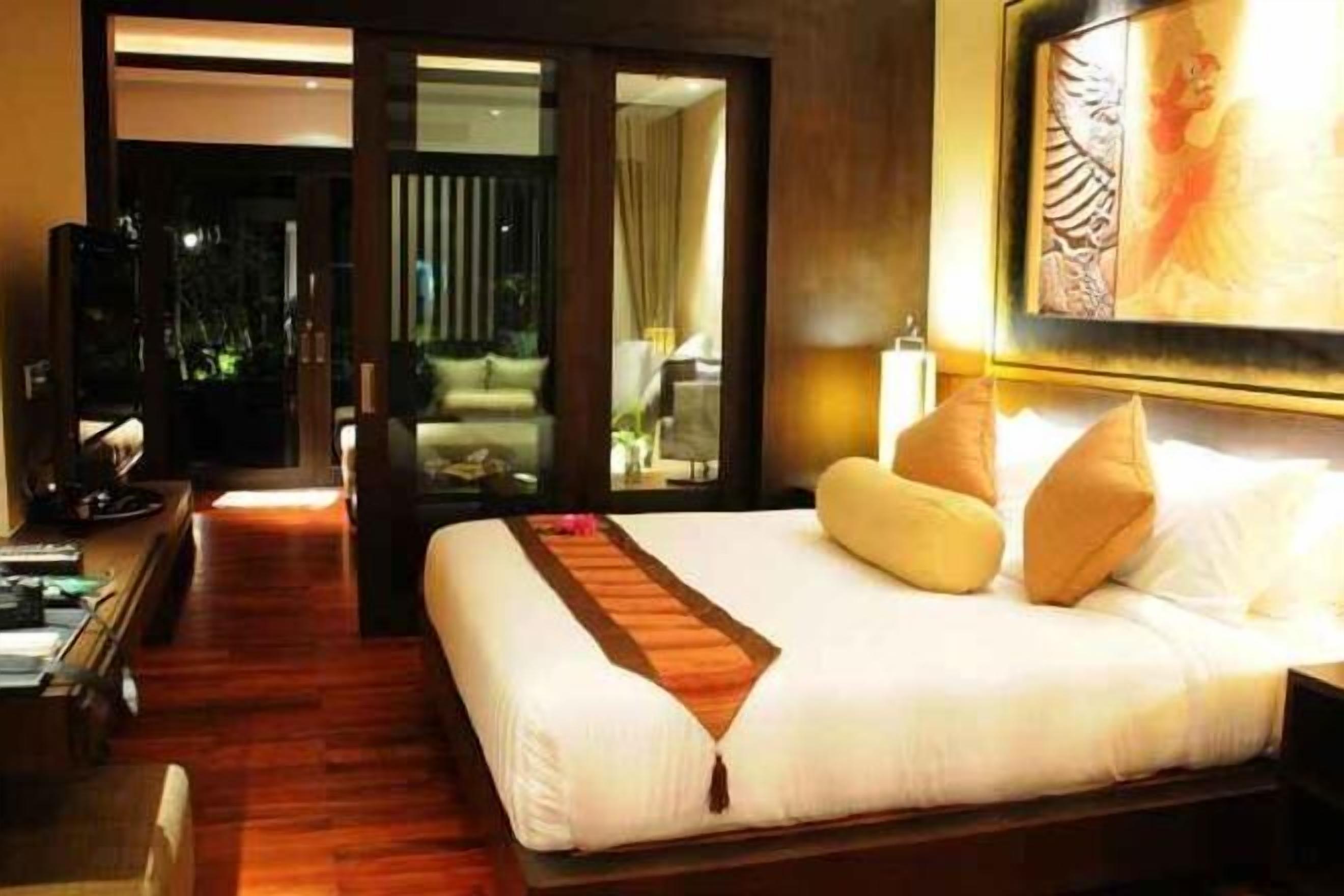 Peralatan tempat tidur premium, bar mini, peti besi dalam bilik, meja 