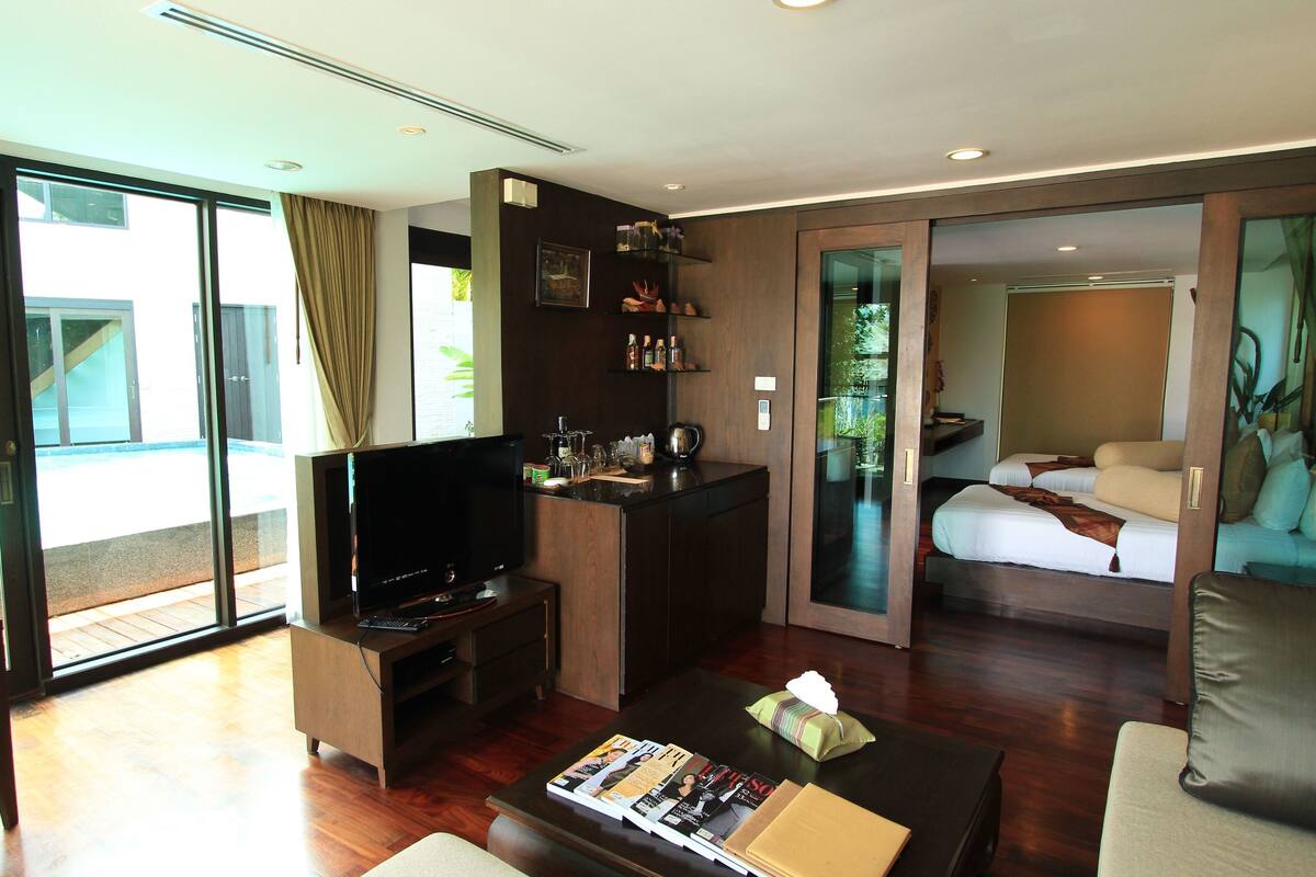 Family 2 Bedroom Suite with Private Pool | Sala de estar | Televisión LCD de 32 pulgadas con canales por cable, una televisión