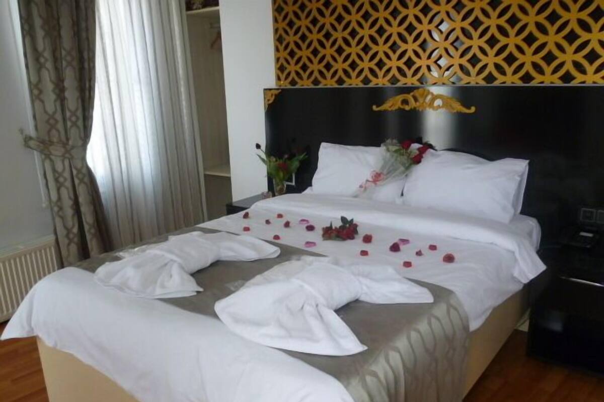 In-room safe, rollaway beds (surcharge), WiFi (free)