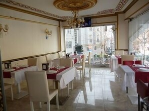 Der serveres morgenmad, frokost, aftensmad og tyrkiske retter 