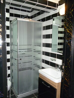 Single Room | Bathroom | Shower, free toiletries, hair dryer, slippers - FS Old City Hotel (Istanbul)