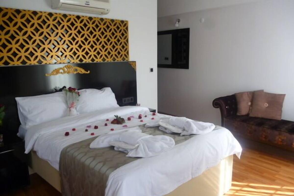In-room safe, rollaway beds (surcharge), WiFi (free)
