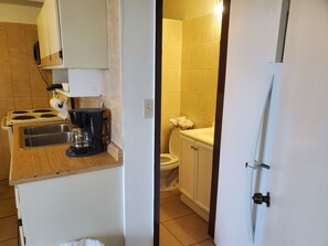 Premium bedding, individually decorated, individually furnished - Sunset Gardens Guesthouse (St. Thomas)