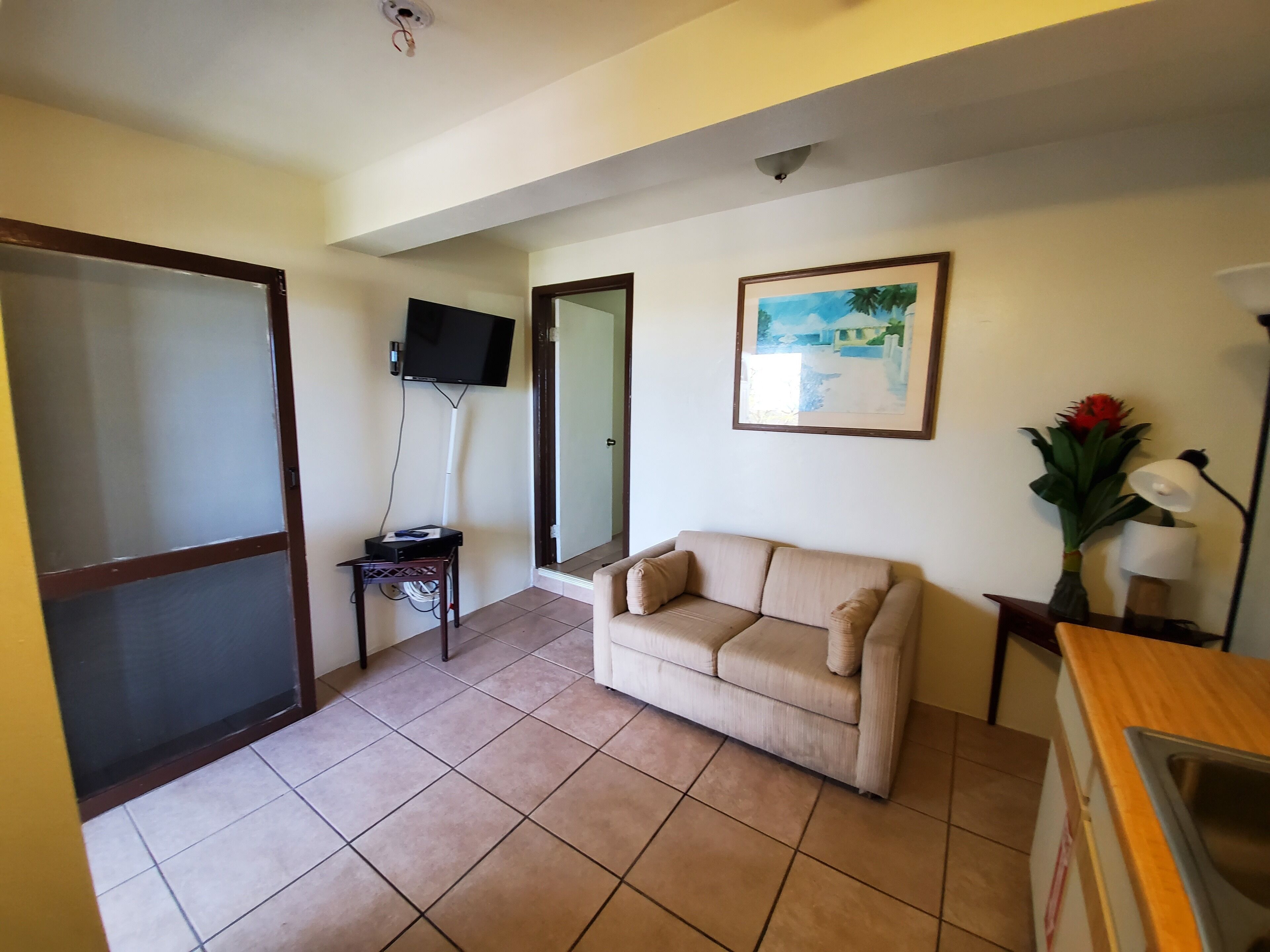 32-inch tv with satellite channels