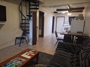 Apartamento, 3 habitaciones, vistas al mar | Ropa de cama de alta calidad y decoración individual