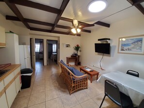 32-inch TV with satellite channels - Sunset Gardens Guesthouse (St. Thomas)