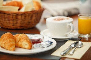 Dagelijks ontbijtbuffet (CHF 15 per persoon)