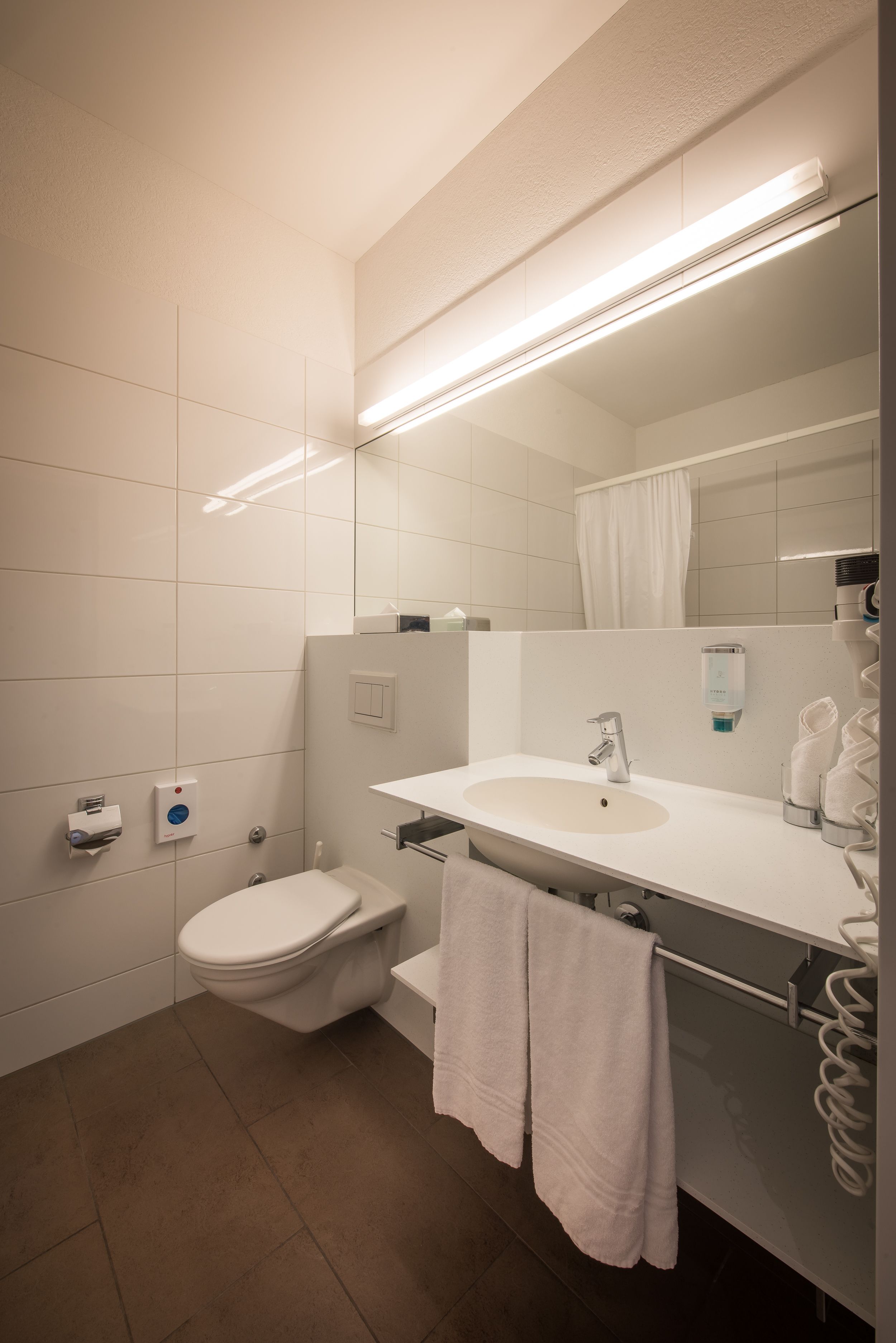 standard double room | bathroom | free toiletries, hair dryer, towels