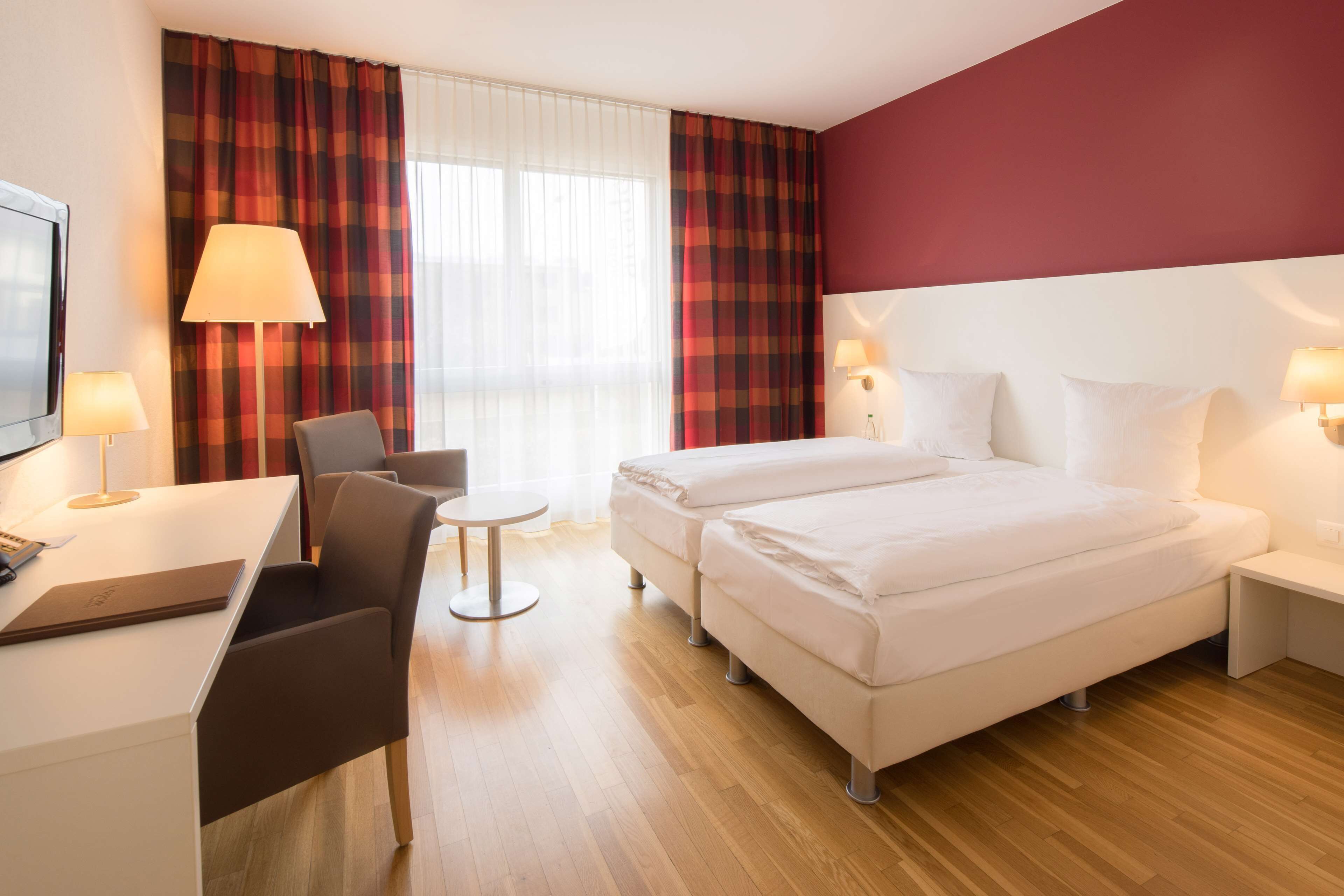 standard double room | 1 bedroom, in-room safe, desk, soundproofing