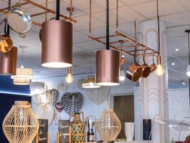 供应午餐和晚餐，法国菜