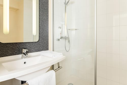 1 bedroom, Egyptian cotton sheets, premium bedding, in-room safe