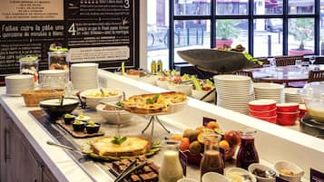 Petit déjeuner buffet (12.9 EUR par personne)
