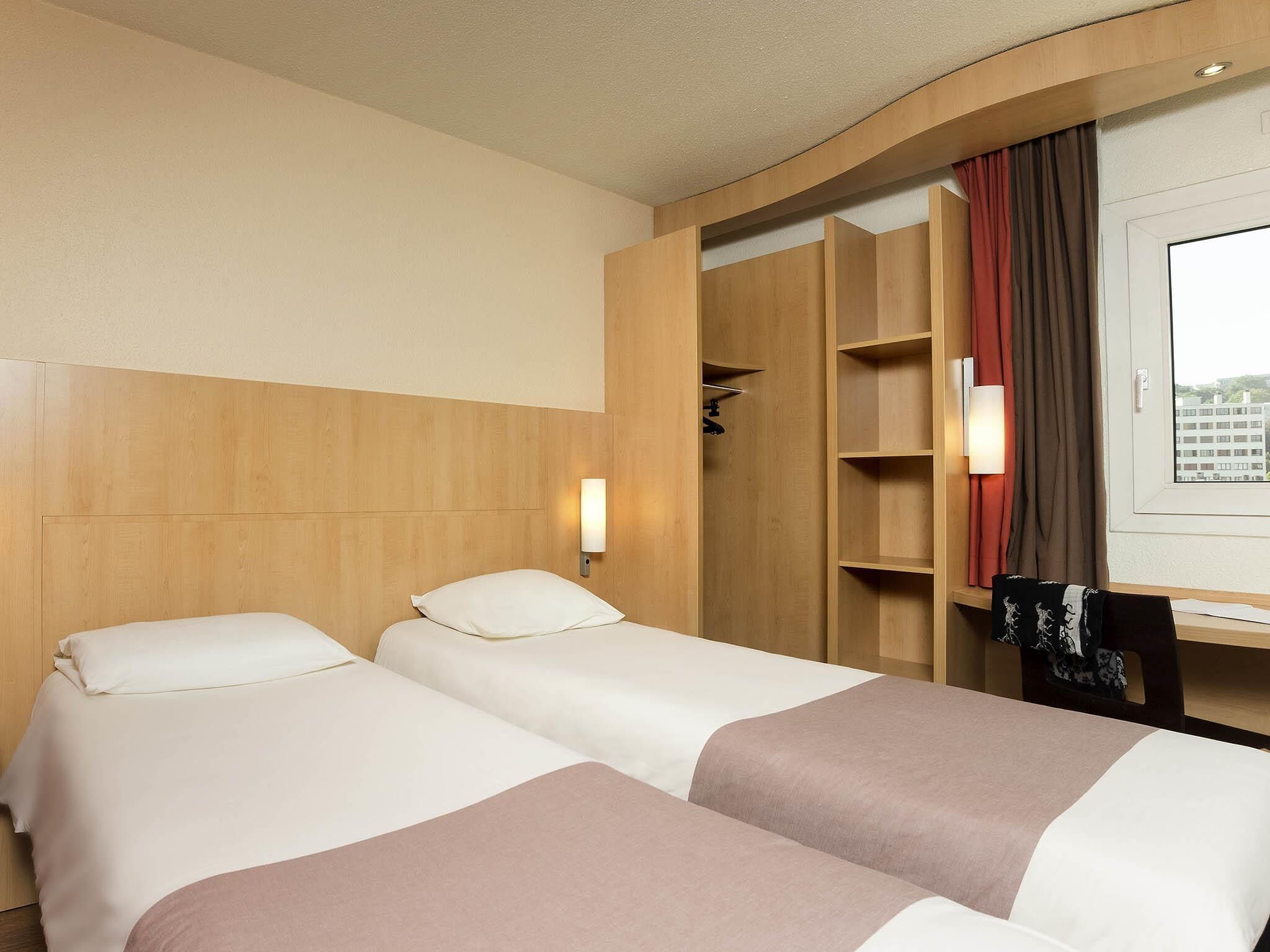 standard room, 2 single beds | 1 bedroom, egyptian cotton sheets, premium bedding, in-room safe