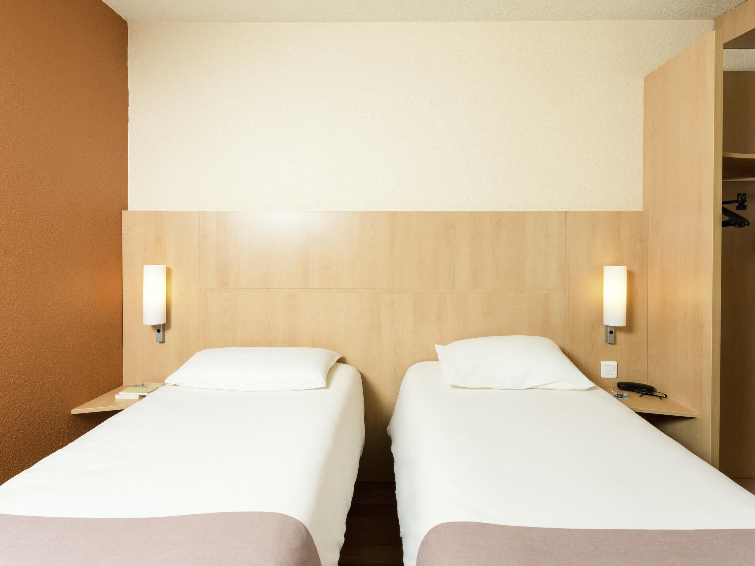 standard room, 2 single beds | 1 bedroom, egyptian cotton sheets, premium bedding, in-room safe