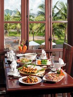 2 restaurantes; se sirve desayuno, almuerzo y cena; cocina internacional