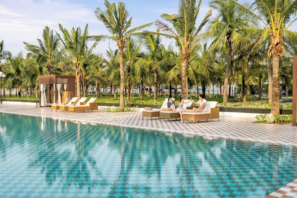 Outdoor pool, pool umbrellas, sun loungers
