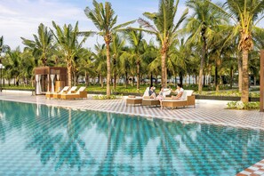 Außenpool, Sonnenschirme, Liegestühle