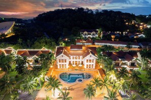 Piscine extérieure, parasols de plage, chaises longues