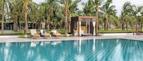 Piscine extérieure, parasols de plage, chaises longues