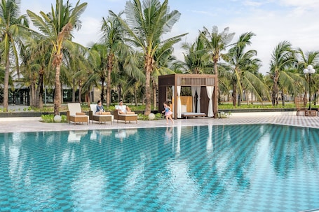 Outdoor pool, pool umbrellas, sun loungers