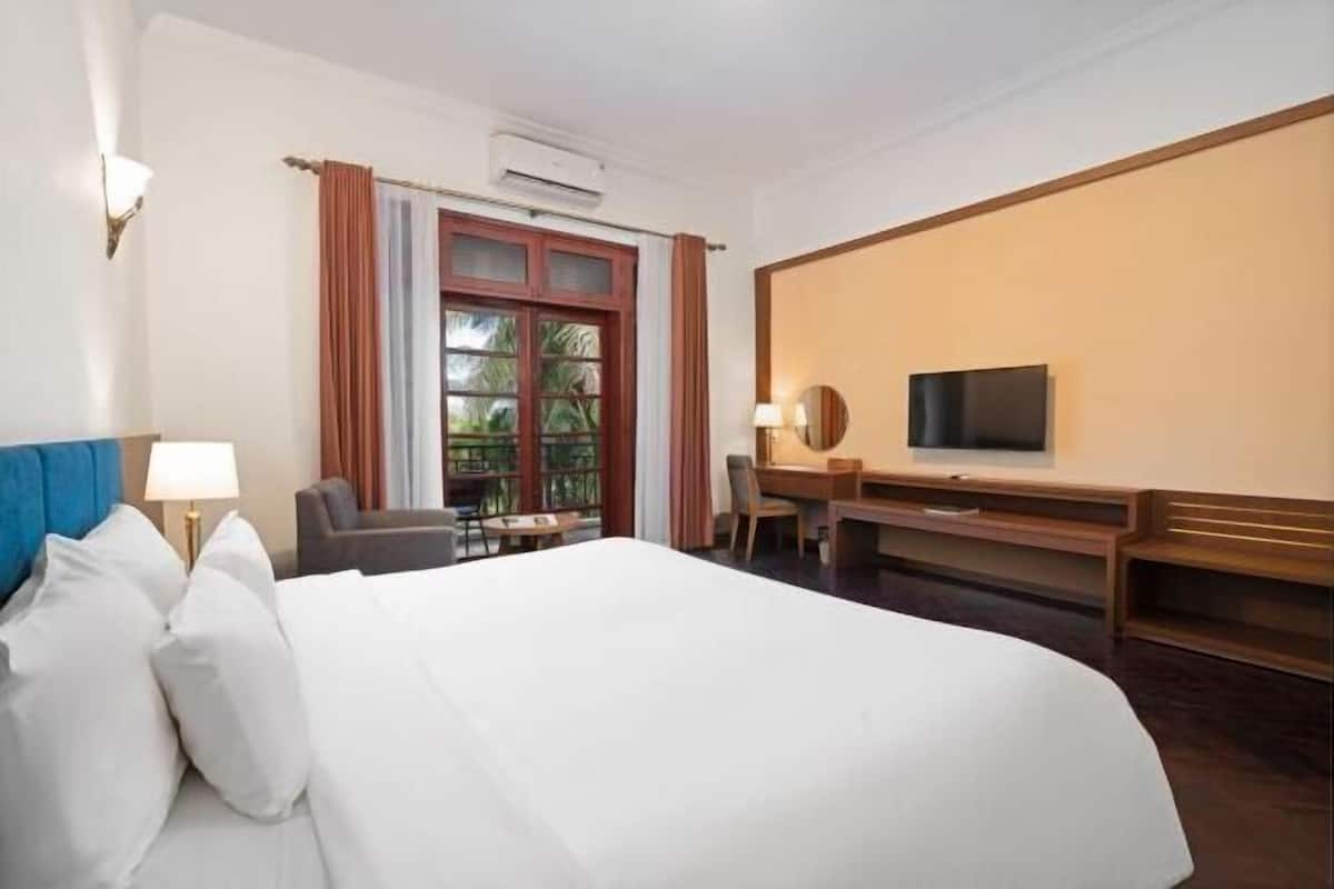 Minibar, escritorio, cortinas blackout y insonorización