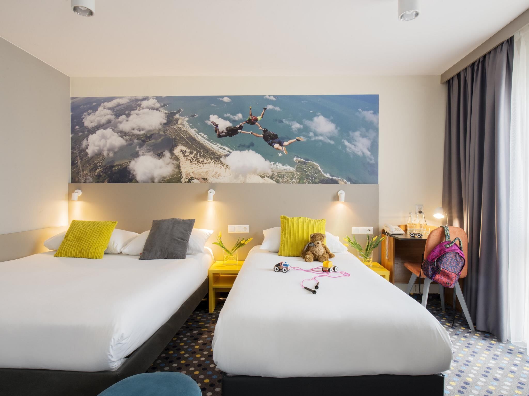 Standardzimmer, Mehrere Betten | Schreibtisch, schallisolierte Zimmer, Bügeleisen/Bügelbrett