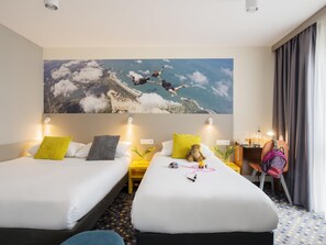 Camera Standard, letti multipli | Una scrivania, insonorizzazione, ferro/asse da stiro