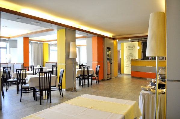 Se sirven desayunos, almuerzos y cenas; cocina polaca