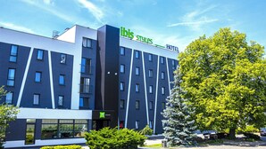 Un moderno edificio de hotel con un llamativo letrero de 