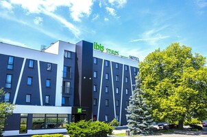 Un moderno edificio de hotel con un llamativo letrero de 