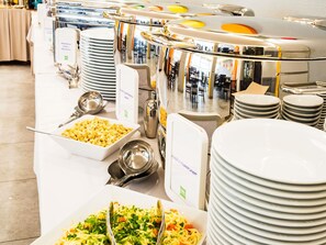 Déjeuner, dîner et souper servis sur place