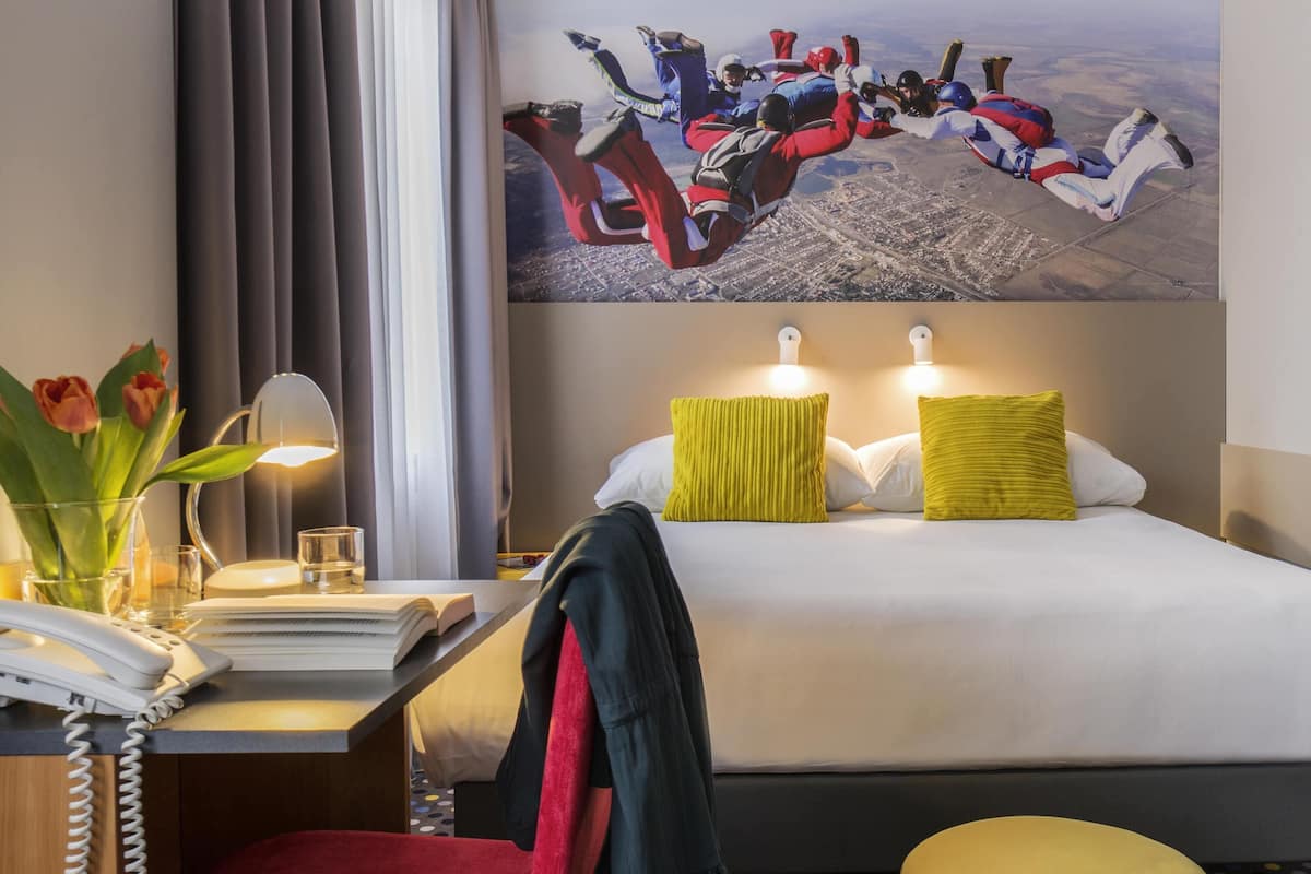 Dobbeltrom – standard, 1 dobbeltseng | Skrivebord, lydisolert, strykejern/-brett og barnesenger (inkludert)