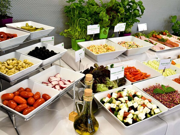 Petit déjeuner, déjeuner et dîner servis sur place