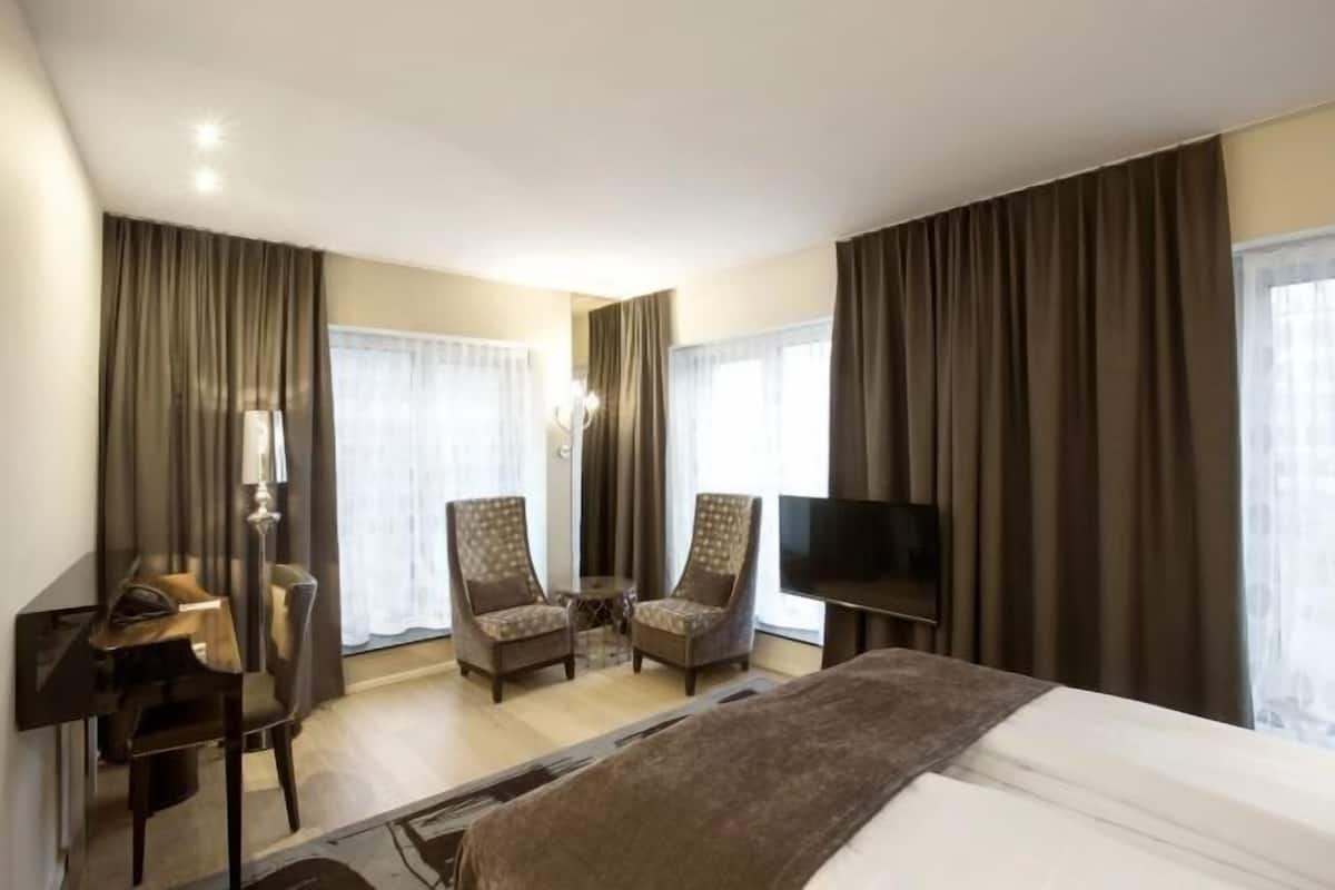 Premium bedding, pillow-top beds, minibar, in-room safe