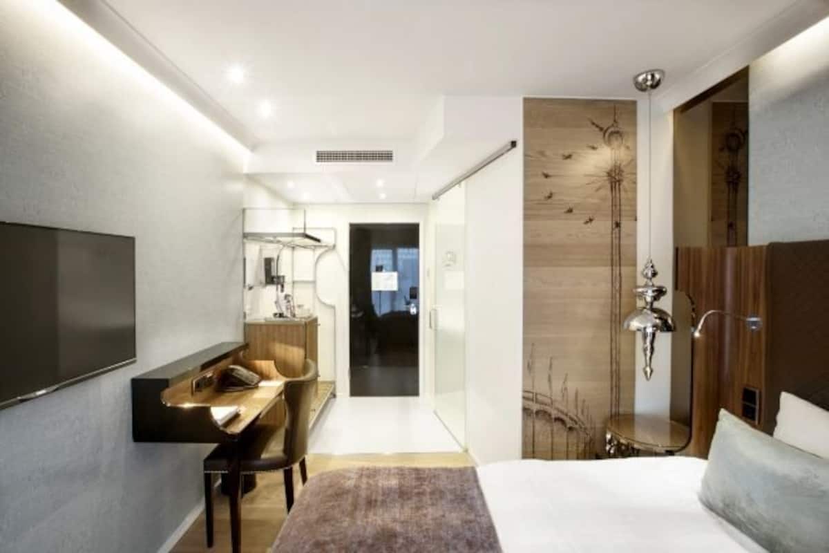 Premium bedding, pillow-top beds, minibar, in-room safe