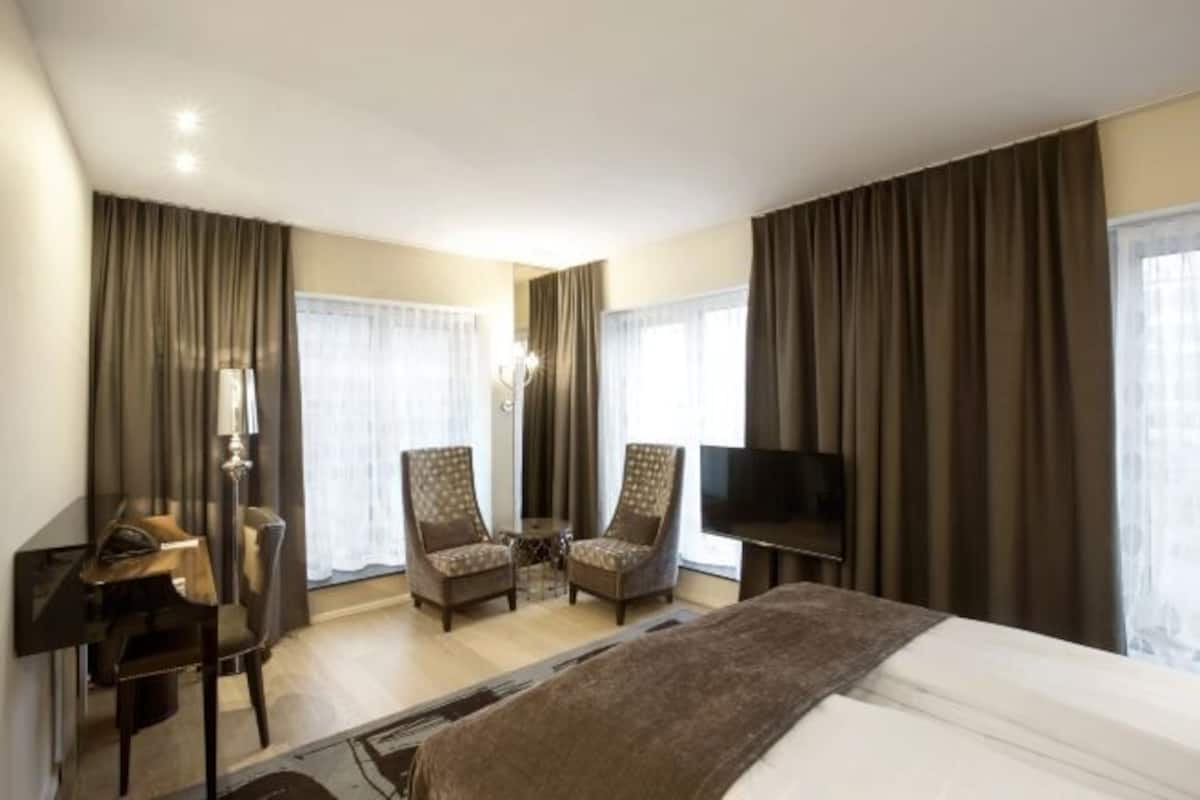 Premium bedding, pillow-top beds, minibar, in-room safe