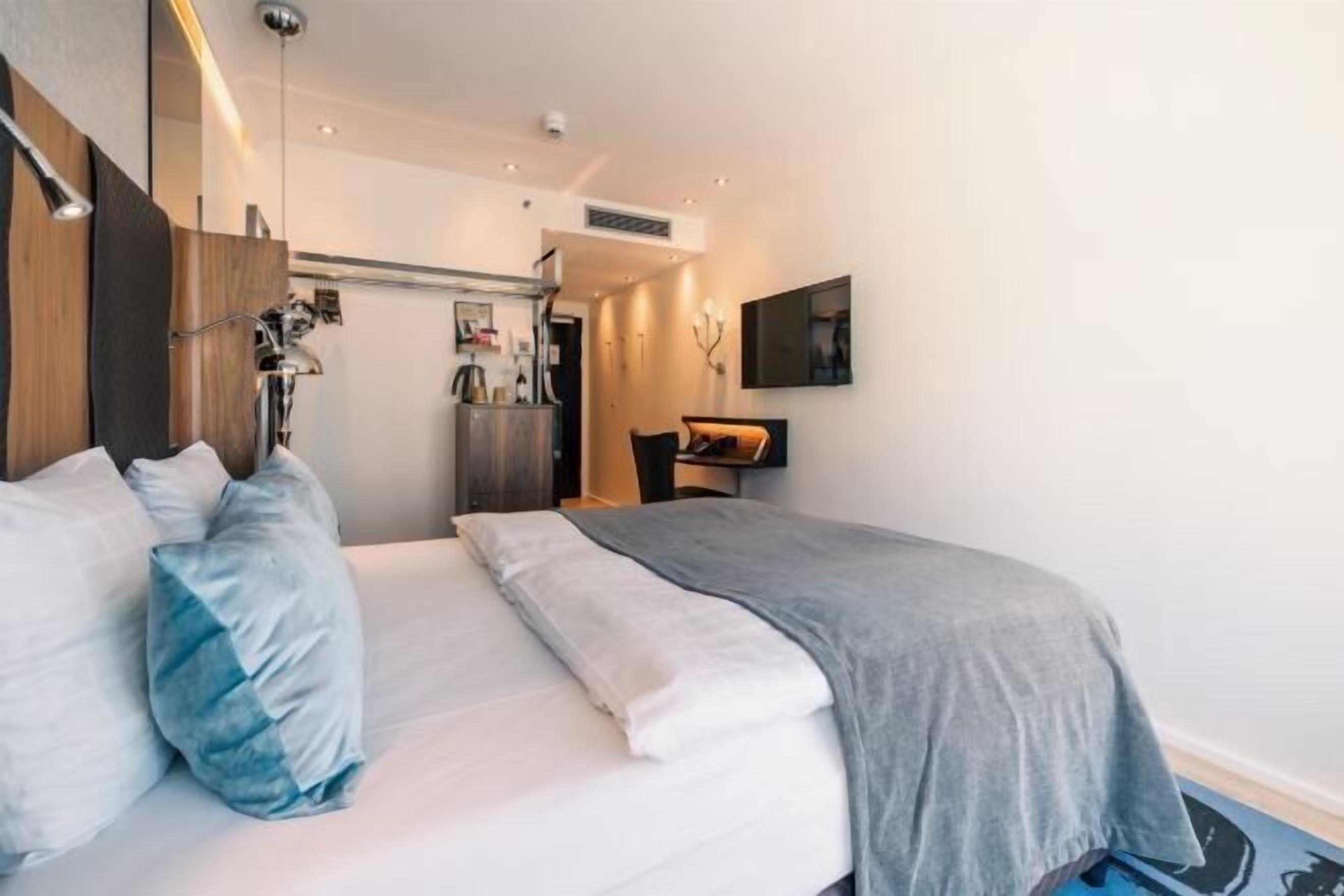 Premium bedding, pillow-top beds, minibar, in-room safe