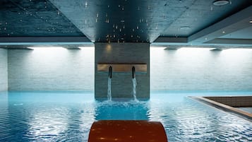 Inomhuspool med öppettider 07.00 till 22.00, och solstolar