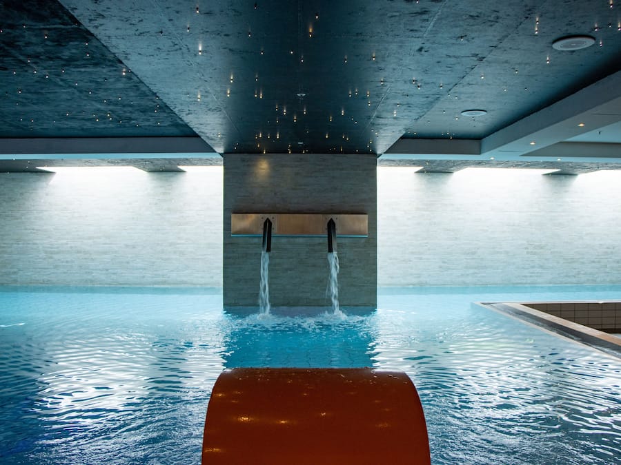 Una piscina cubierta