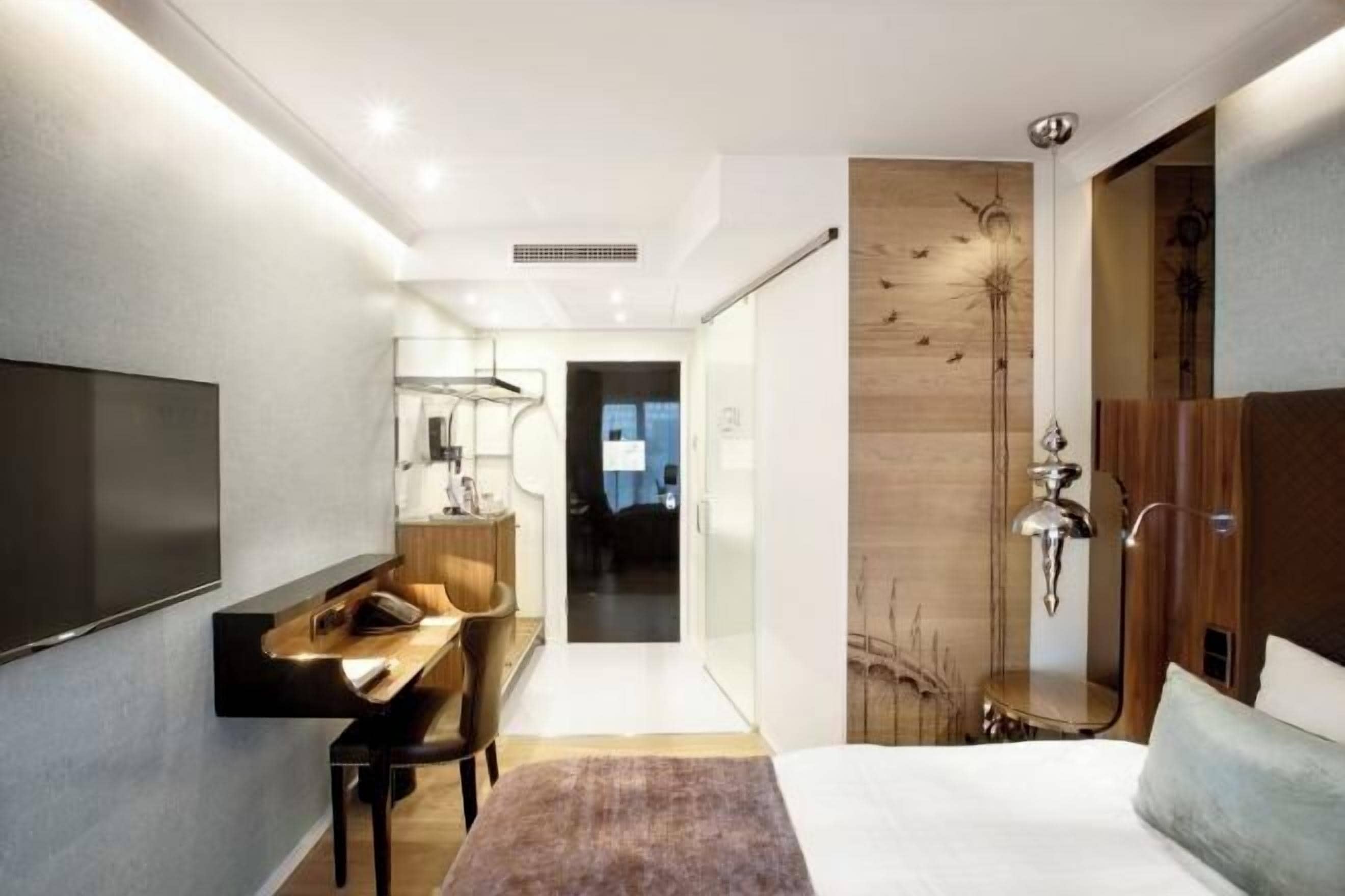 Premium bedding, pillow-top beds, minibar, in-room safe