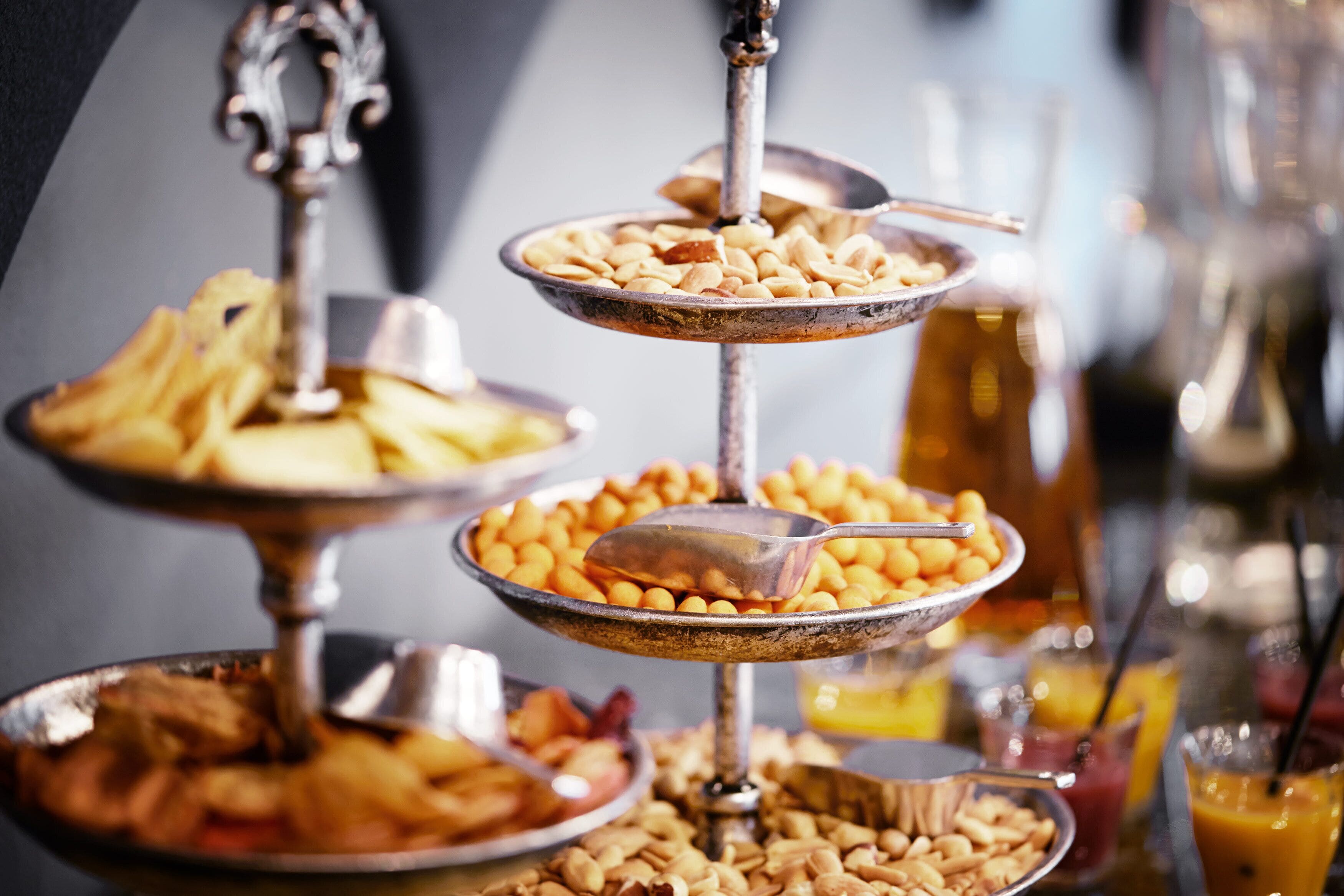 Ein reichhaltiges Buffet mit verschiedenen Speisen und Getränken.