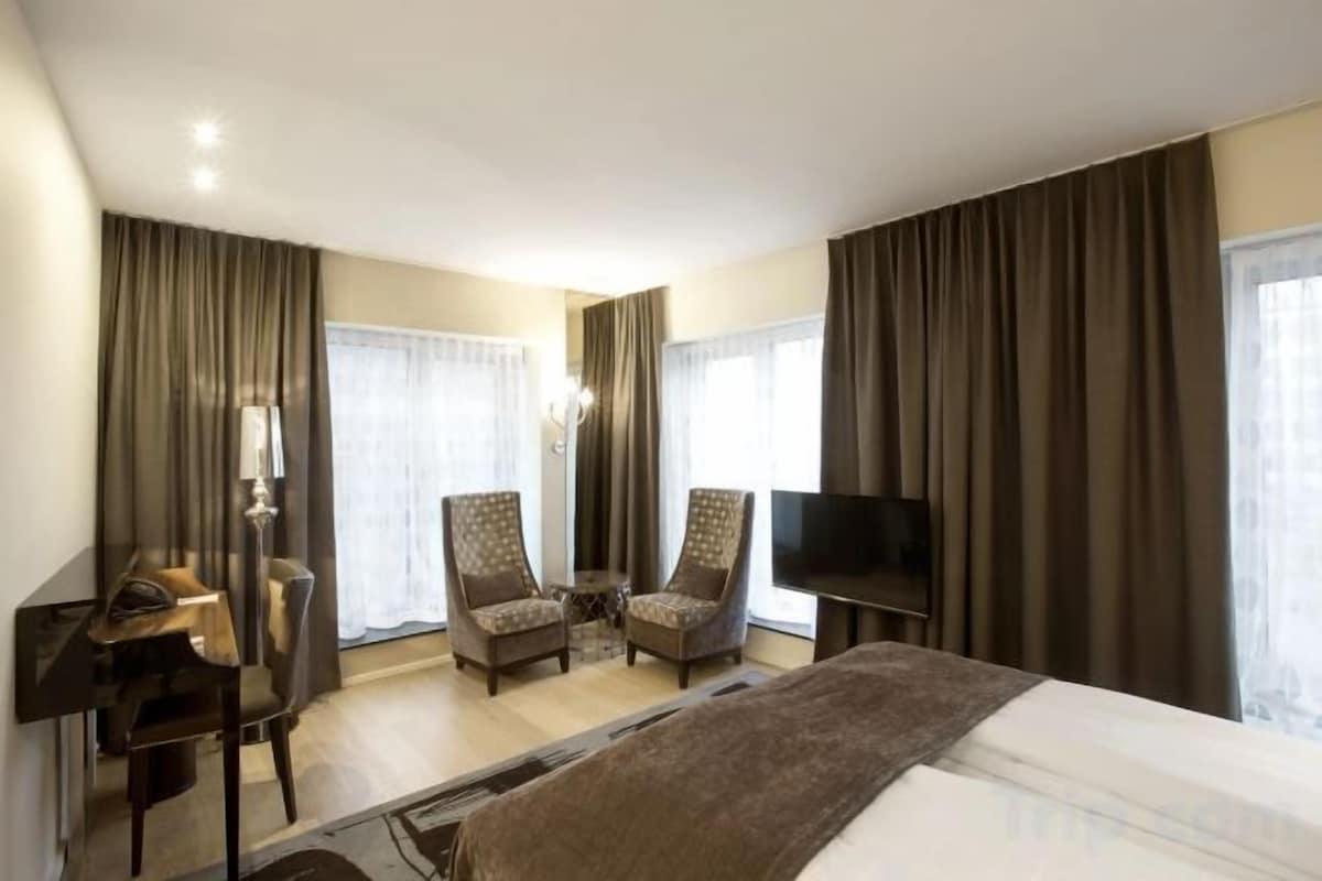 Literie de qualité, lit avec matelas à plateau-coussin, minibar