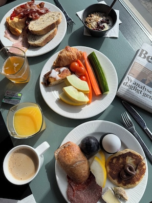 Daily buffet breakfast (DKK 195 per person)
