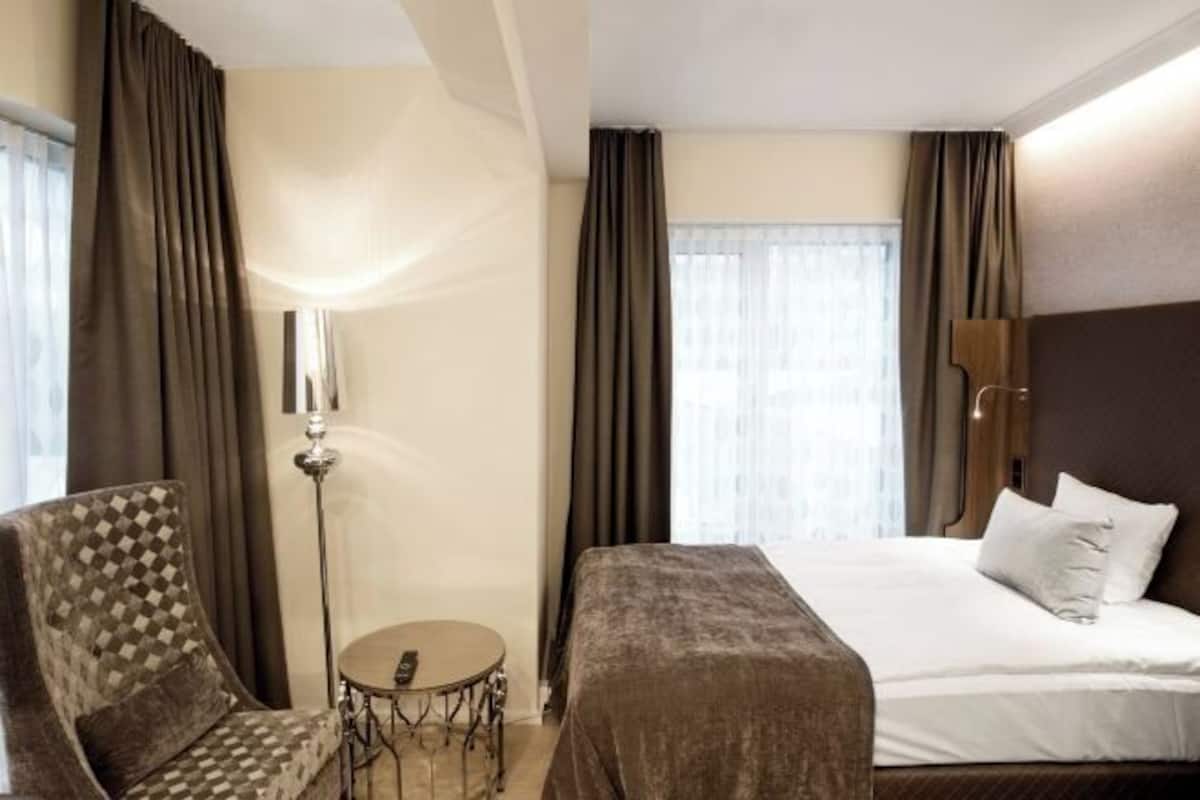 Premium bedding, pillow-top beds, minibar, in-room safe