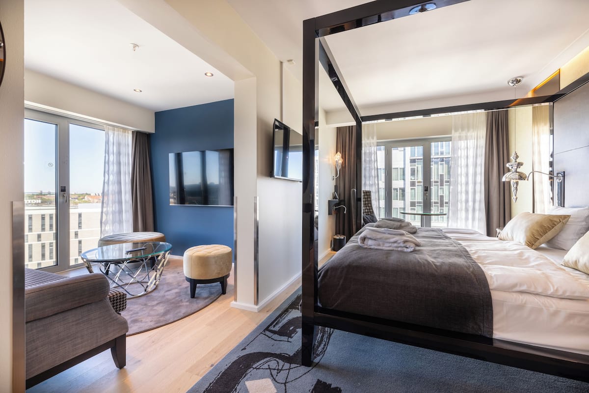 suite | 1 bedroom, premium bedding, minibar, in-room safe