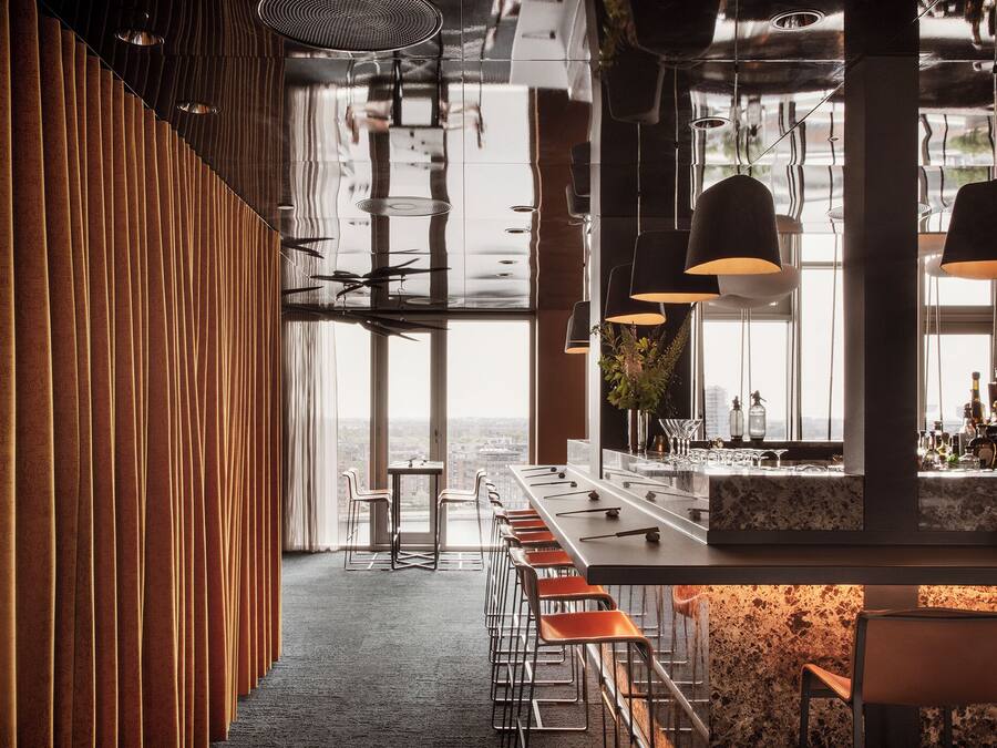 4 restaurantes; se sirve desayuno, almuerzo y cena; sushi