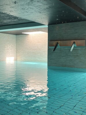 Innenpool, geöffnet von 07:00 Uhr bis 22:00 Uhr, Liegestühle
