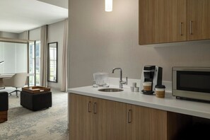 Suite, 1 habitación, vista a la montaña | Ropa de cama hipoalergénica, camas con pillow-top y escritorio 