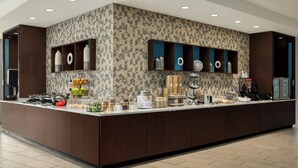 Una cocina moderna con una isla central, estantes empotrados y un salpicadero con diseño.